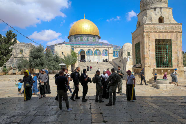  Israeli security forces guard while Jews and tourist visit the Temple Mount, in Jerusalem's Old City, August 28, 2023 (photo credit: JAMAL AWAD/FLASH90)