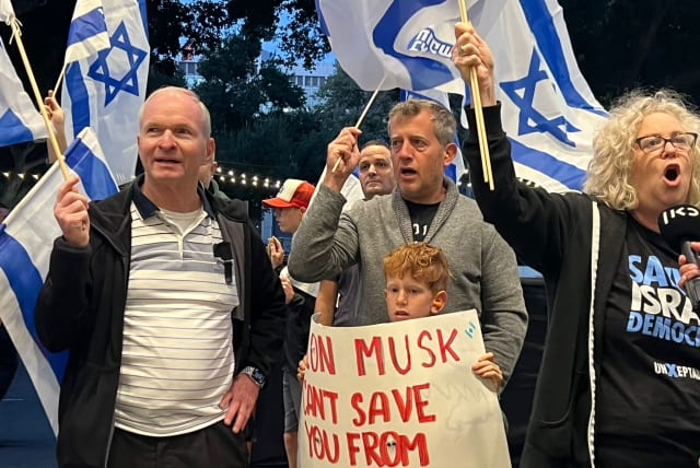  Protesters in front of Prime Minister Benjamin Netanyahu’s hotel in San Jose on September 18, 2023. (photo credit: TOVAH LAZAROFF)