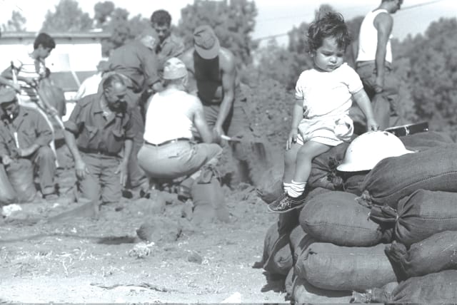  CIVIL DEFENSE workers fill sandbags in Ramat Gan during the Yom Kippur War. (photo credit: HERMAN CHANANIA/GPO)