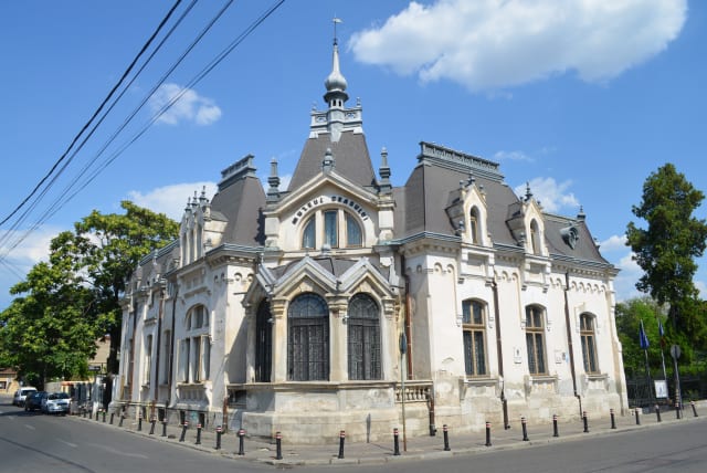  Casa Luca Elefterescu, azi Muzeul Ceasului "Nicolae Simache", Ploiești (photo credit: VIA WIKIMEDIA COMMONS)