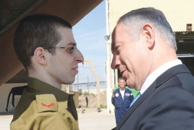  Gilad Schalit and Prime Minister Benjamin Netanyahu (photo credit: STEWART WEISS)