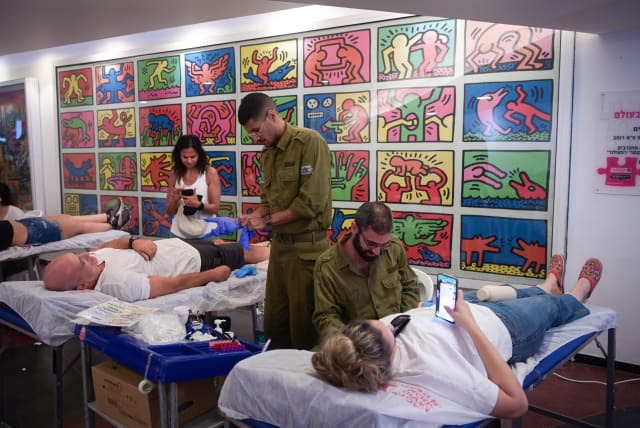  Hundreds donate blood at Dizengoff Center in Tel Aviv, following a mass infiltration of Hamas terrorists. October 8, 2023. (photo credit: AVSHALOM SASSONI/FLASH90)