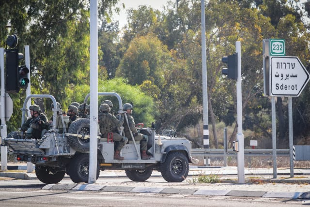  Israeli security forces on road 232 near Sderot. (photo credit: FLASH90)