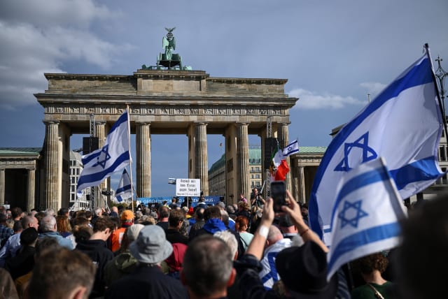  People attend the rally "Against terror and antisemitism! Solidarity with Israel" organised by Germany's Central Council of Jews, political parties, unions and civil society, at Brandenburg Gate, amid the ongoing conflict between Israel and the Palestinian Islamist group Hamas, in Berlin, Germany. (photo credit: REUTERS/ANNEGRET HILSE)