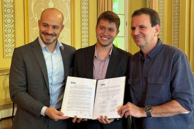  (left to right) André Lajst, executive president of StandWithUs Brasil; Flavio Valle, deputy mayor of the South Zone of Rio and Eduardo Paes, mayor of Rio de Janeiro (photo credit: StandWithUs Brasil)