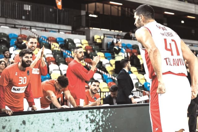  TOMER GINAT (41) celebrates with his Hapoel Tel Aviv teammates during the Reds’ 98-90 EuroCup victory over host London Lions (photo credit: EuroCup/Courtesy)