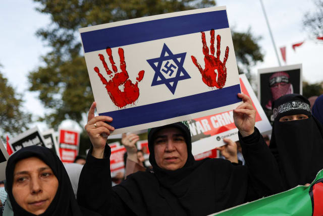 Un demonstrant pro-palestinian ține un semn, în timp ce participă la un protest împotriva vizitei secretarului de stat american Antony Blinken în Turcia, pe fondul conflictului în curs dintre Israel și Hamas, la Istanbul, 4 noiembrie 2023. (credit foto: MURAD SEZER/REUTERS)