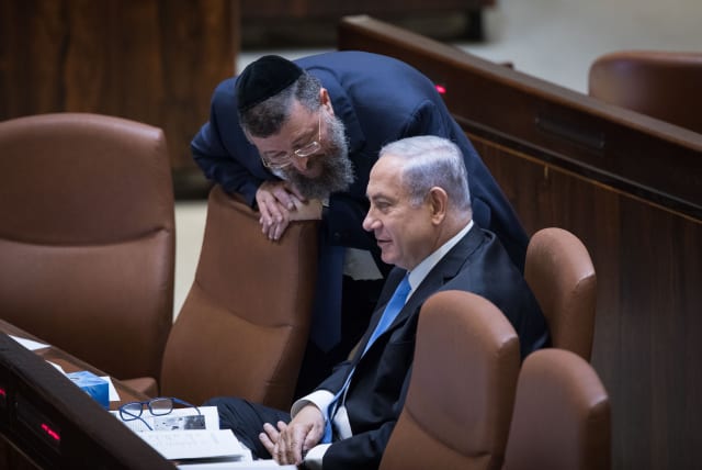  Prime Minister Benjamin Netanyahu speaks with MK Yoav Ben Tzur during a plenum session. November 13, 2017. (photo credit: YONATAN SINDEL/FLASH90)