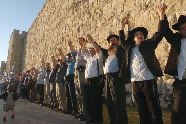  HUMAN CHAIN in protest of the Disengagement, July 25, 2004.  (photo credit: SHARON PERRY/FLASH90)