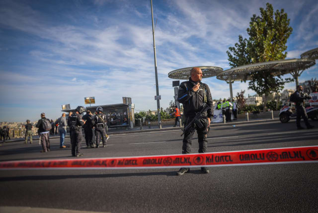  Israeli security forces at the scene of a shooting attack in at the entrance to Jerusalem, November 30, 2023. (photo credit: Chaim Goldberg/Flash90)