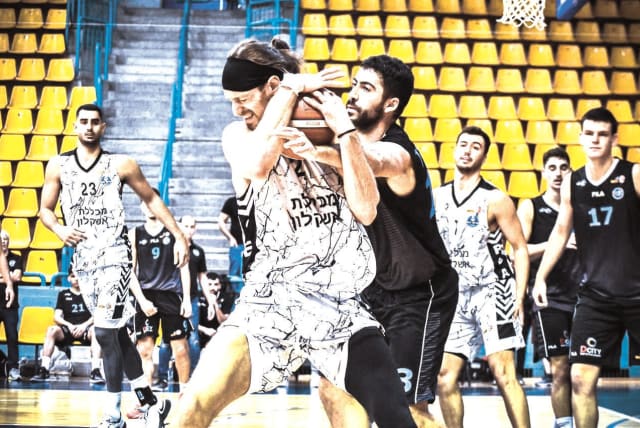  BEN EISENHARDT (with ball) of Elitzur Ashkelon tussles with Maccabi Maale Adumim’s Barak Orion during the teams’ Leumit League clash this week at Jerusalem’s Malha Arena, which Ashkelon won in a tight 92-90 affair. (photo credit: YEHUDA HALICKMAN)