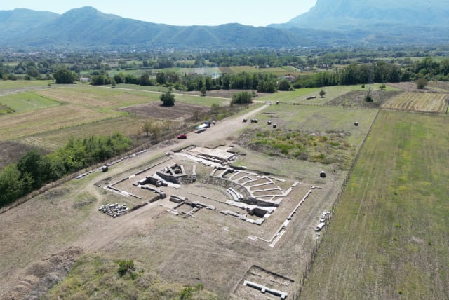 View of the Interamna Lirenas excavation from above and from the North. Photograph taken in September 2023. The remains of the theatre can be seen in the centre, with the remains of the basilica behind it. (photo credit: Alessandro Launaro)