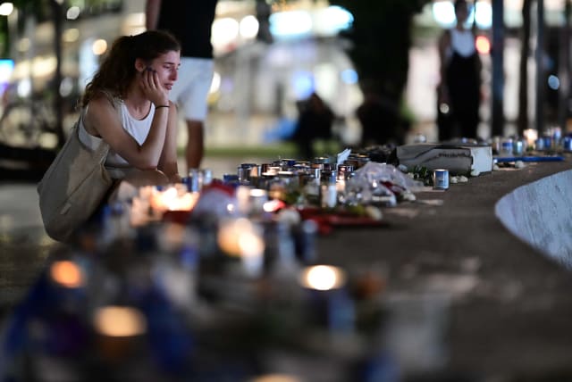  People gather and light candles to remember the victims who were murdered by Hamas militants at Dizengoff Square in Tel Aviv, October 17, 2023.  (photo credit: TOMER NEUBERG/FLASH90)