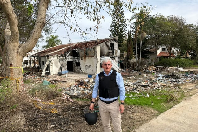 KEREN HAYESOD chairman Steven Lowy in front of Pasi Cohen’s house in Kibbutz Be’eri. There, 40 terrorists barricaded themselves with 15 hostages who, except for two survivors, were murdered. Among the victims were Liel and Yanai Hetzroni, twin brother and sister, relatives of the Lowy family.  (photo credit: KEREN HAYESOD)