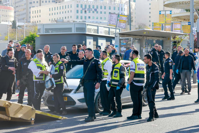  Israeli security forces are seen responding to a terrorist shooting attack at the entrance to Jerusalem, on November 30, 2023. (photo credit: MARC ISRAEL SELLEM)