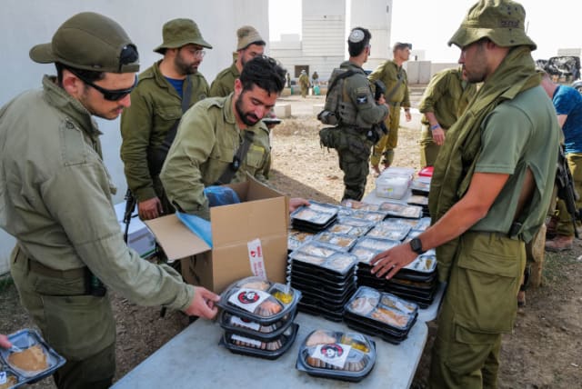  IDF reserve soldiers receive food donations from civilians during a military exercise, Golan Heights on October 24, 2023 (photo credit: MICHAL GILADI/FLASH90)