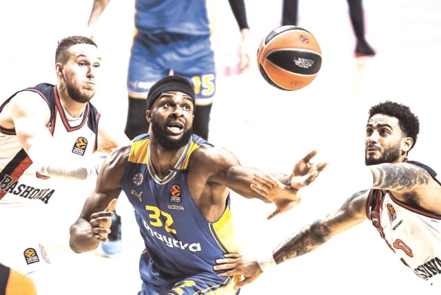  MACCABI TEL AVIV forward Josh Nebo chases a loose ball during the yellow-and-blue’s 89-81 Euroleague victory over Baskonia on Tuesday night in Belgrade. (photo credit: Djordje Kostic and Dragan Tesic)