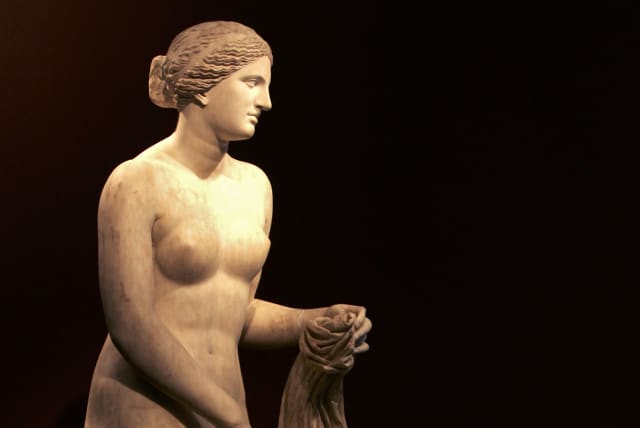  A man admires a marble statue of Aphrodite, known as the Velvedere Venus, on display at the Praxiteles exhibition in the National Archaeological Museum in Athens July 26, 2007. (photo credit: REUTERS/Yiorgos Karahalis (GREECE))