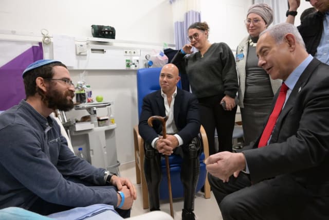 Prime Minister Netanyahu and Congressman Nast visited patients at Mount Scopus rehabilitation. (photo credit: PRIME MINISTER'S OFFICE)