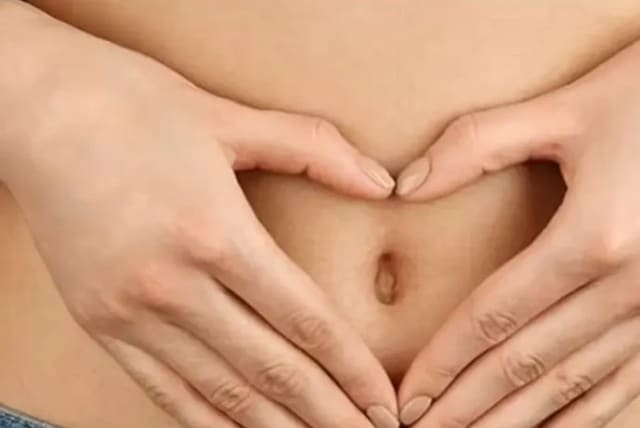  belly button (photo credit: INGIMAGE)
