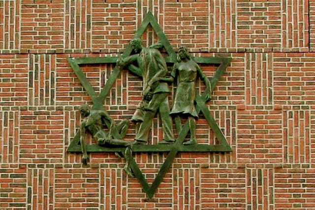  The memorial for Dutch Jews at the Hague, captioned with the same quote that Prime Minister Netanyahu is being attacked for (photo credit: THE HAGUE MUNICIPALITY)