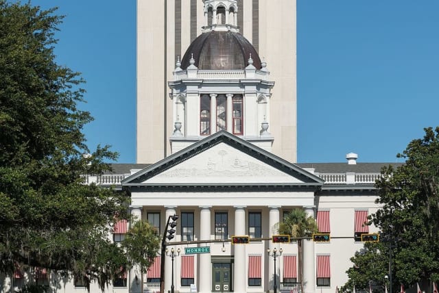  An east view of both the historic and the current Florida State Capitols, Tallahassee (photo credit: DXR - Own work, CC BY-SA 4.0, https://commons.wikimedia.org/w/index.php?curid=50283634)