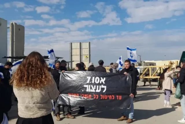  Protestors block Kerem Shalom crossing.  (photo credit: Efrat Avrahami, Tzav 9)