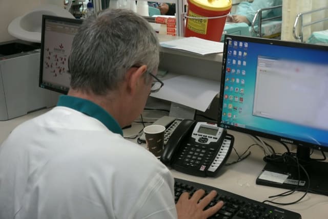  A doctor using the Chameleon system (illustrative) (photo credit: MAARIV)