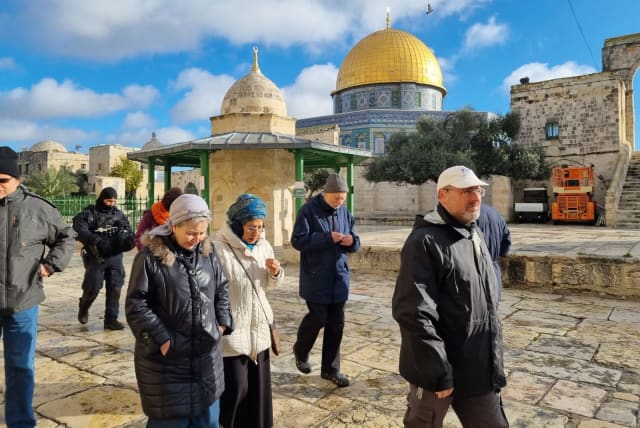  Yehoshua Socol, Yisrael's father, and family visiting the Temple Mount.   (photo credit: TEMPLE MOUNT ADMINISTRATION)