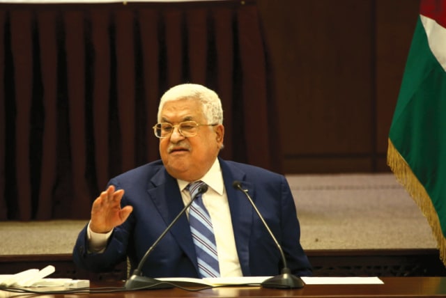  Autoridad Palestina - El presidente Mahmud Abbas habla durante una reunión de la dirección de la Autoridad Palestina, en Ramala. Ningún presidente debería estar en el cargo tanto tiempo y menos sin un mandato del pueblo, afirma el escritor. (photo credit: FLASH90)