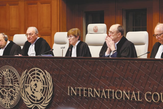 MIENTRAS QUE MUCHOS ven a la CIJ como un órgano judicial independiente, es inherentemente político. Sus jueces son elegidos por la Asamblea General de las Naciones Unidas y el Consejo de Seguridad, organismos notorios por su sesgo antiisraelí, dice el escritor. (Crédito de la foto: REUTERS)