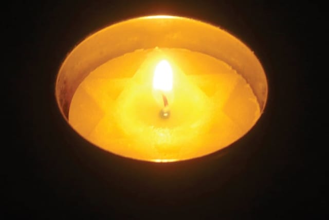  Yahrzeit candle (photo credit: Wikimedia Commons)