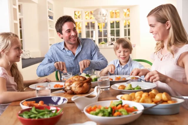   Family meal - Shabbat meal /  (photo credit: SHUTTERSTOCK)