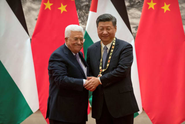  El presidente palestino, Mahmud Abás (izquierda), estrecha la mano tras entregar un medallón al presidente chino, Xi Jinping (derecha), durante una ceremonia de firma en el Gran Salón del Pueblo de Pekín (China), 18 de julio de 2017. (photo credit: REUTERS/MARK SCHIEFELBEIN/POOL)