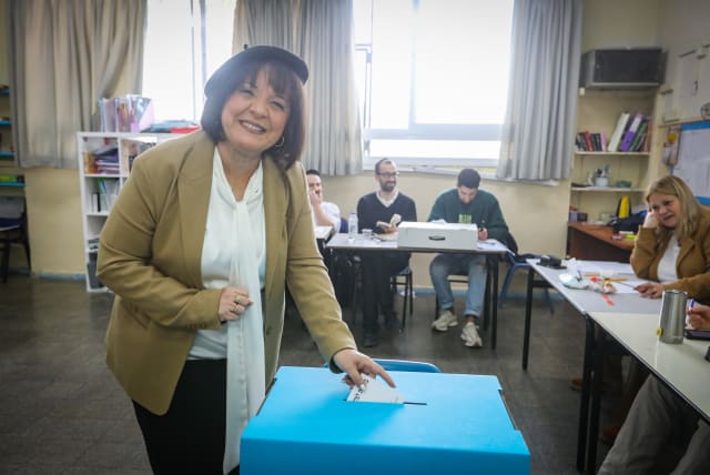  Beit Shemesh mayor and Mayoral candidate Aliza Bloch casts her ballot at a voting station on the morning of the Municipal Elections, in Beit Shemesh, February 27, 2024. (photo credit: YAAKOV LEDERMAN/FLASH90)