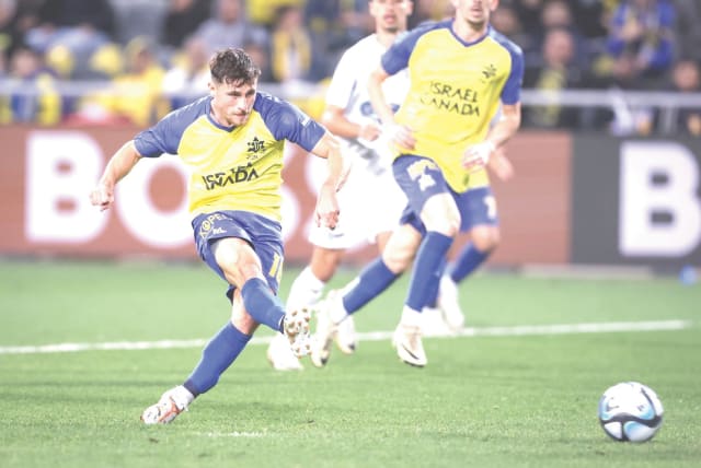  GABY KANICHOWSKY capped the scoring for Maccabi Tel Aviv in its 4-0 shutout of Maccabi Petah Tikva to keep pace in the Israel Premier League title race. (photo credit: MACCABI TEL AVIV/COURTESY)