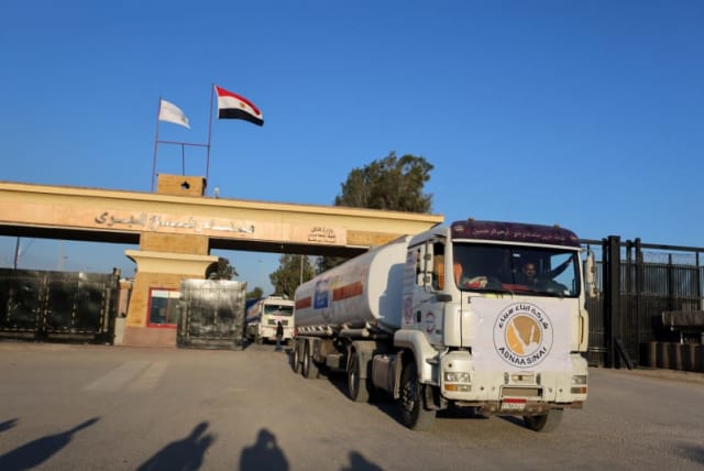  Un camión, marcado con el logotipo de la Agencia de las Naciones Unidas para los Refugiados Palestinos en Oriente Próximo (UNRWA), cruza a Egipto desde Gaza, en el paso fronterizo de Rafah entre Egipto y la Franja de Gaza, durante una tregua temporal entre Hamás e Israel, en Rafah, Egipto, 30 de no (photo credit: MOHAMED ABD EL GHANY/REUTERS)