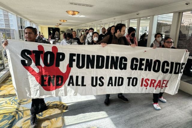 Los manifestantes acusan a Estados Unidos de financiar el genocidio en Gaza, mientras descienden a un hotel donde se alojaba el presidente estadounidense Joe Biden en San Francisco el mes pasado. (photo credit: KEVIN LAMARQUE/REUTERS)