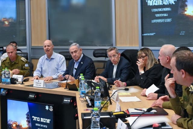  Benjamin Netanyahu in the War Cabinet (photo credit: Kobi Gidon, GPO)