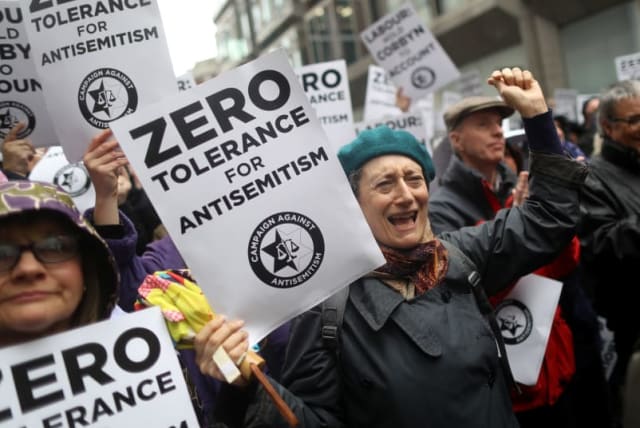  Manifestantes participan en una protesta contra el antisemitismo frente a la sede del Partido Laborista en el centro de Londres, Gran Bretaña, el 8 de abril de 2018. (photo credit: SIMON DAWSON/ REUTERS)