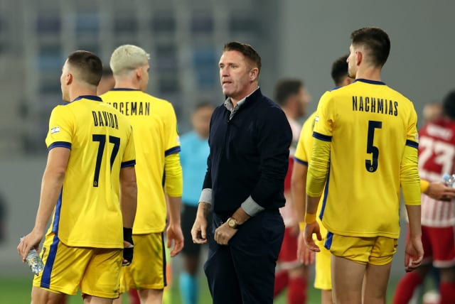 MACCABI TEL AVIV coach Robbie Keane saw his squad squander a 4-1 UEFA Conference League lead to Olympiacos, losing 6-1 in the second leg to fall 7-5 on aggregate. (photo credit: MARKO DJURICA/REUTERS)