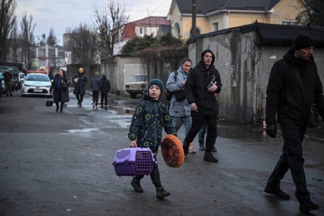  Local residents leave at a site of a residential building damaged during a Russian missile attack, amid Russia's attack on Ukraine, in Kyiv, Ukraine March 21, 2024. (photo credit: REUTERS/Viacheslav Ratynskyi)