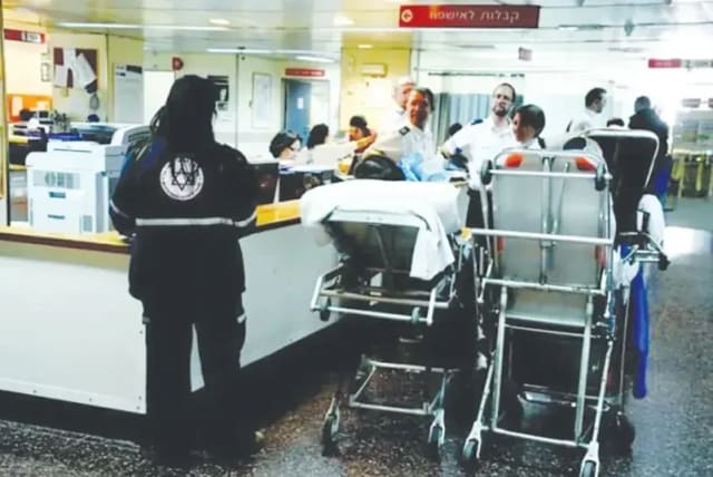  Congestión en las urgencias de un hospital (photo credit: AVSHALOM SASSONI)