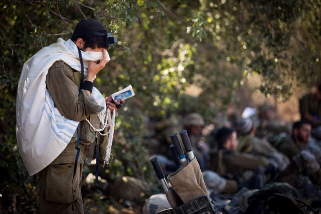  A religious IDF Israeli soldier wrapped with Talit prayer shawl praying during a training of the Ultra Orthodox Unit at the Givati Brigade near the Israeli city of Beit Shemesh, September 27, 2017. (photo credit: YONATAN SINDEL/FLASH90)