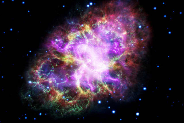  Esta imagen compuesta de la nebulosa del Cangrejo, un remanente de supernova, se ha obtenido combinando datos de cinco telescopios que abarcan casi todo el espectro electromagnético. (photo credit: NASA)
