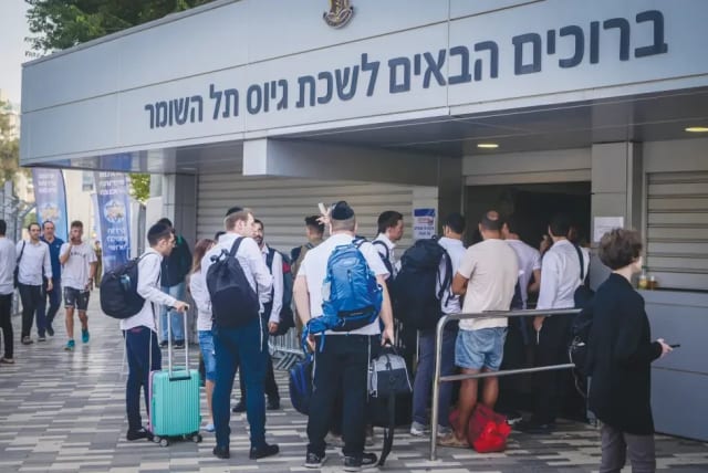  Recruiting ultra-Orthodox members of the Jewish Community in Tel Hashomer  (photo credit: AVSHALOM SASSONI)