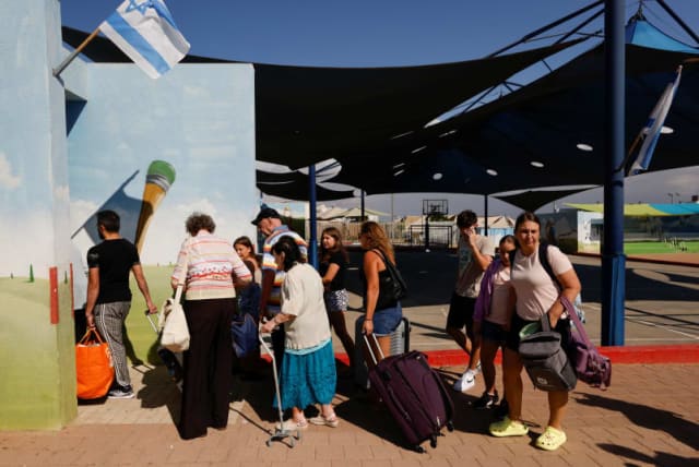  La gente hace cola mientras los israelíes son evacuados de la ciudad sureña de Sderot, cerca de la frontera de Israel con Gaza, 15 de octubre de 2023. (photo credit: REUTERS/AMIR COHEN)