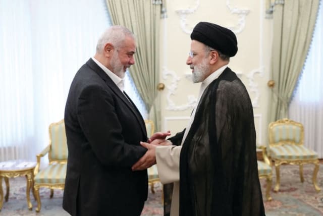 El presidente iraní, Ebrahim Raisi, se reúne con el líder de Hamás, Ismail Haniyeh, en Teherán, la semana pasada. (photo credit: Iran's Presidency/West Asia News Agency/Reuters)