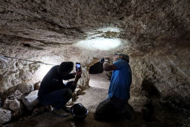  Se inspecciona una marca en el techo de una cueva que forma parte de un inmenso escondite subterráneo compuesto por estrechos túneles y grandes espacios de almacenamiento que fue excavado por aldeanos judíos hace casi 2.000 años en una época de revuelta contra el Imperio Romano, en Huqoq, norte de  (photo credit: REUTERS/Ari Rabinovitch)
