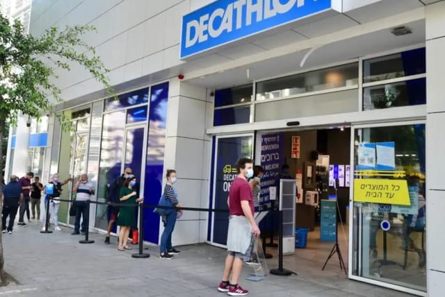   Queuing for the "Dectalon" store that was opened to the public   (photo credit: AVSHALOM SASSONI)